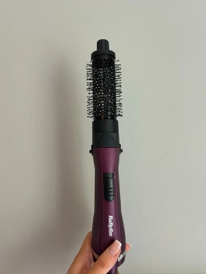 BaByliss varmluftsborste lila - Säljer en lila och svart varmluftsborste från BaByliss. Borsten har rund form med borstpiggar och ett ergonomiskt handtag med kontrollknappar. Perfekt för att styla och forma håret snabbt och smidigt.