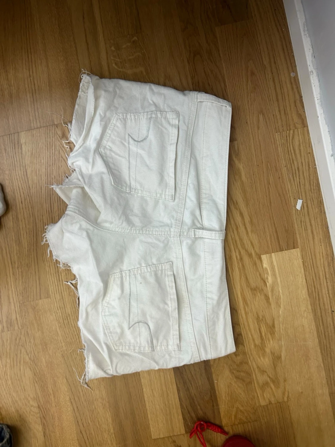 Vita denimshorts med fransig kant - 3