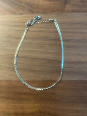 Guldigt armband från Glitter - Fick de i min julkalender och har aldrig använt det.