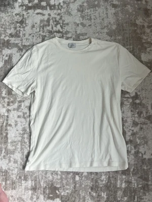 Vit basic t-shirt från Sandö - En enkel vit t-shirt från Sandö. Tillverkad i mjuk bomull för en skön och avslappnad känsla. Perfekt att matcha med jeans eller shorts för en clean look.