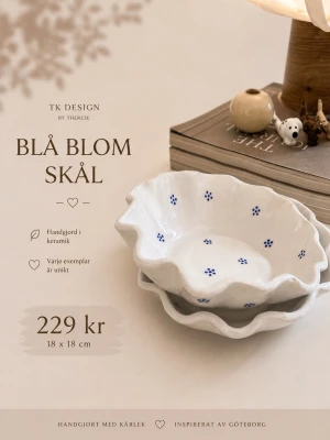 1 st Blå blom skål  - Handgjord vit skål i lufttorkadlera med vågig kant och små blå blommor som dekoration. Skålen är unik i sitt utförande och har en rund form, perfekt som dekoration eller servering. Inspirerad av Göteborg och tillverkad med kärlek.