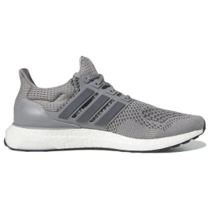 Grå Adidas Ultraboost sneakers - Snygga grå Adidas Ultraboost sneakers med stickad ovandel i mesh för maxad komfort och andningsförmåga. Skorna har de klassiska tre ränderna på sidan, vit Boost-mellansula och svart yttersula. Perfekta för dig som gillar stilrena och sportiga vibes.