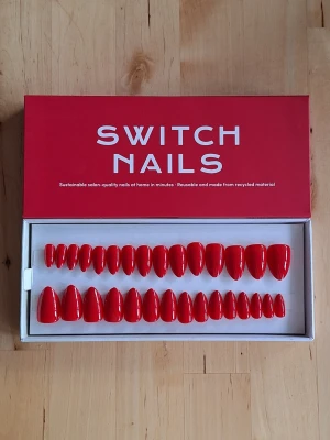 Switch Nails Sexy Soirée - Oanvända Switch Nails i formen Almond Short. Modellen/färgen heter Sexy Soirée.