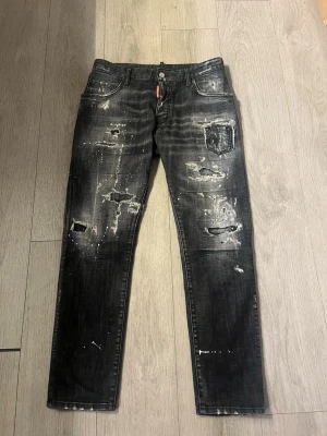 dsquared2 jeans (Äkta kvitto finns)  - dsquared2 jeans från U/M köpta för 6400 Äkta kvitto finns dom är riktigt bra skick inga skador/hål och så vidare. original storlek 50. Midjan är insydd hos skräddare och motsvarar nu ungefär W30.