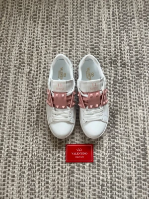 Vita Valentino Skor Rockstud Dam - Säljer dessa sparsamt använda valentino dam skor. Endast använd några gånger, lite smuts på undersidan. Storlek 38. Nypris 8000kr!
