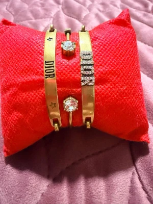  Eleganta armband med stenar - Eleganta armband. Mycket bra skick.
