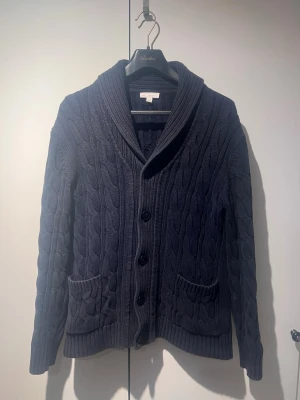 Cardigan bomull - En riktigt fin cardigan ifrån det klassiska märket G.A.P. Cardiganen är i toppenskick, i storlek M och i 100% bomull, den är rätt tjock vilket gör den skön att ha på Sig och håller kyla ute och värmen inne vilket gör den helt perfekt för kyliga sommarkvällar! Den är i en väldigt mörk blå som kan se svart ut i vissa ljus!  Skriv om du vill ha mer bilder eller bilder på mig i plagget! Priset är ej hugget i sten och kan diskuteras!
