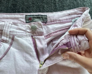 Ljusrosa jeans från Harbit Jeans - Jättefina jeans. Dragkedjan i gylfen är sönder, men det går säkert att fixa. ( se på sista bilden)