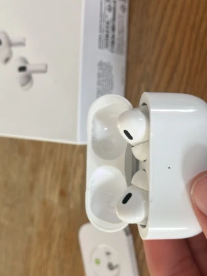 Apple AirPods Pro2 trådlösa hörlurar - Säljer ett par vita Apple AirPods Pro med laddningsetui. Hörlurarna har en stilren och kompakt design i blank plast och levereras med originalförpackning och tillbehör. Använda 1 gång fråga vid funderingar. Pris kan diskuteras vid snabb affär.