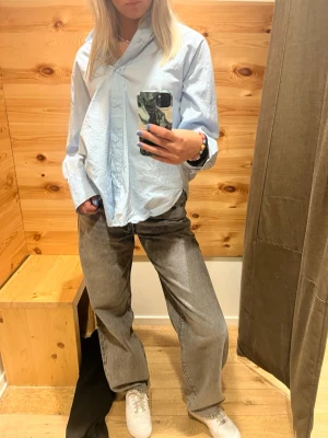 Gråa jeans från Levi’s - Hej!🌸Jag säljer ett par gråa jeans med rak passform,  oversized ben och snygg vintage tvätt. Jeansen har hög midja, fem fickor och klassisk knappgylf. Jeansen har en liten svart fläck på fickan (syns på sista bilden), men är ett superbra skick! Köptes för 1449 kr❤️