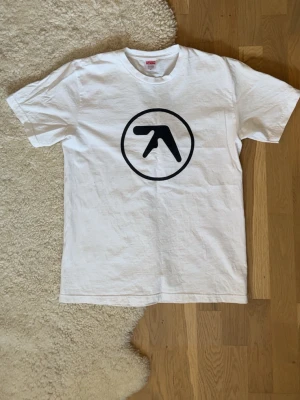 Aphex Twin x Supreme T-Shirt - Supreme Aphex Twin Ambient Works tee, t-shirten är skapad i samarbete med den brittiska elektroniska musikern Aphex Twin. Från SS25 och är klart autentisk. Väldigt exklusiv, storlek M. 