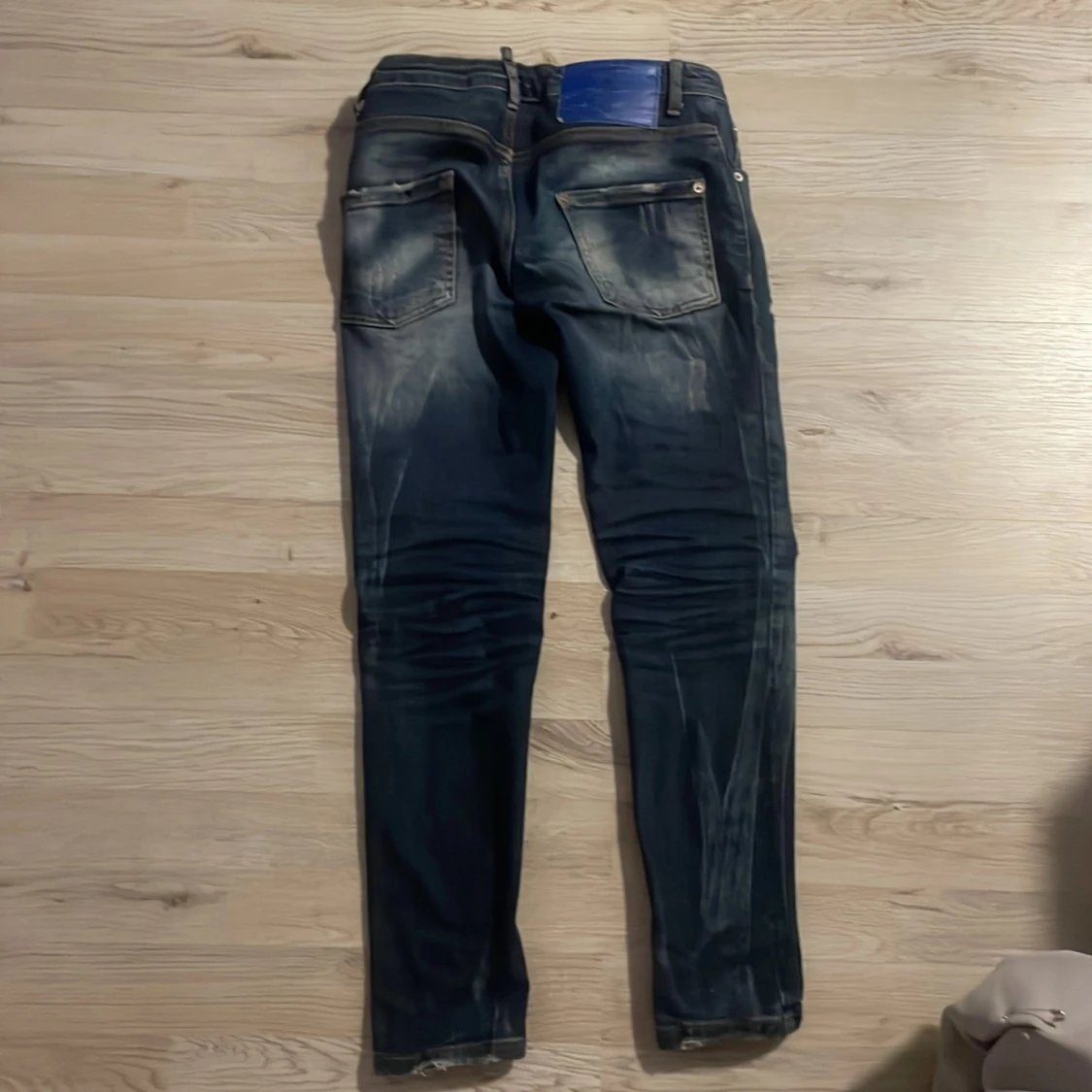 Mörkblå jeans med slitningar - 90
