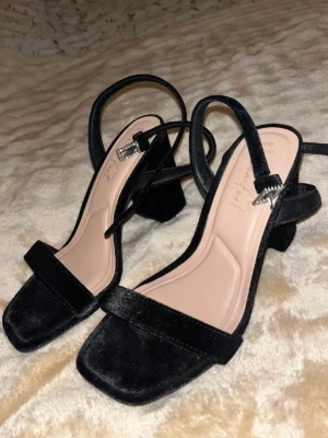 Klackar - Svarta sammet knappt använda.