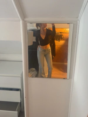 Ljusblå raka jeans med hög midja - Säljer ett par ljusblå jeans med rak passform. Snygga och passar till det mesta.