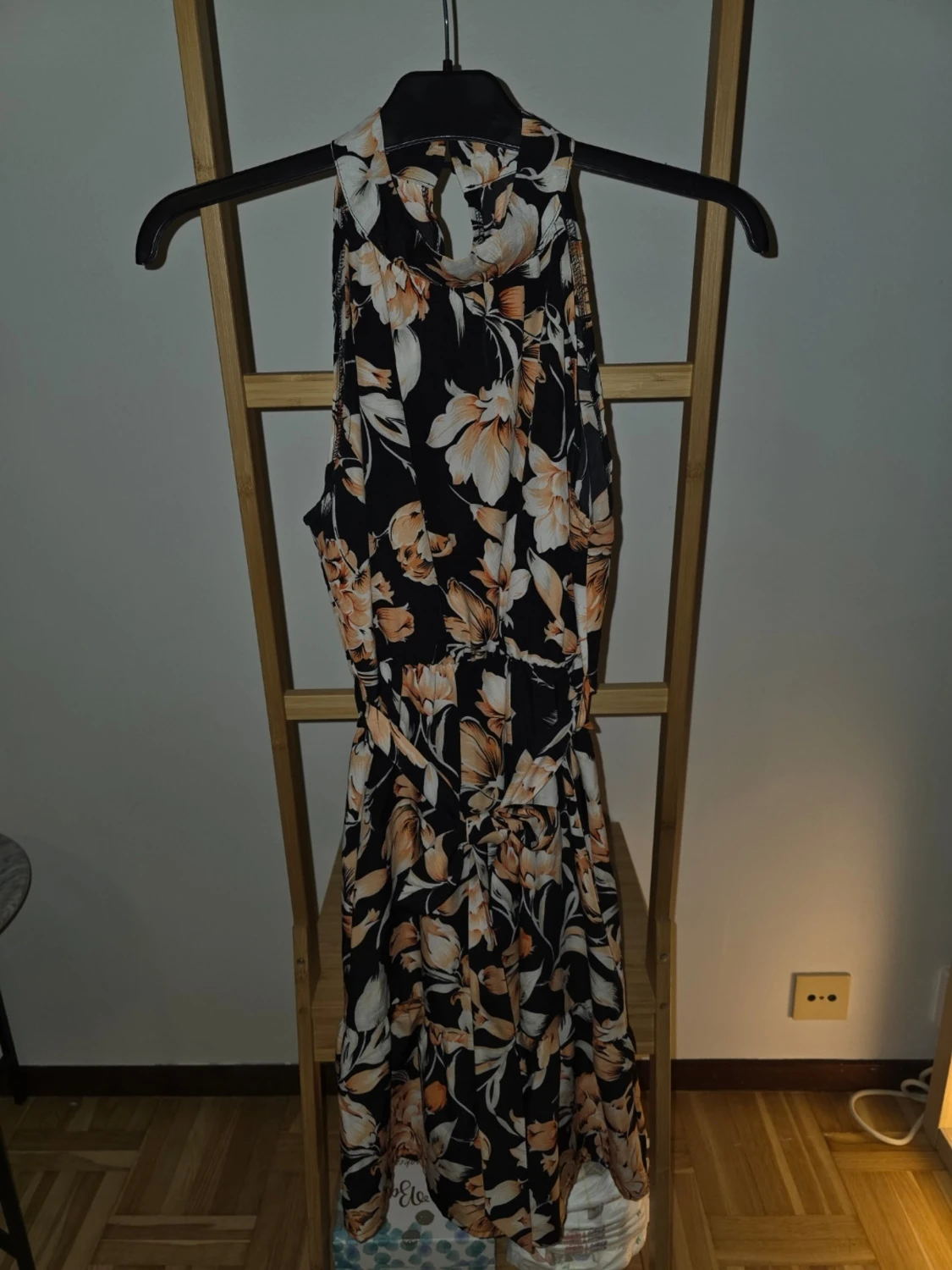 Blommig långklänning med hög krage