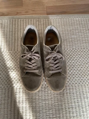 Gråa vagabonds - Snygga gråa sneakers i mocka med klassisk snörning och låg profil. Skorna har en ljus gummisula och stilren design som passar till det mesta. Perfekta för dig som gillar en clean och enkel look. Storlek 40 men passar 41 och kanske till och med 42.
