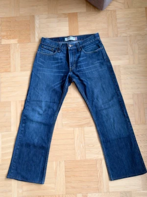Levis 527 slim bootcut - Säljer dessa Levis jeans i den väldigt efterfrågade modellen 527. Passformer är slim bootcut. Väldigt snygg wash. Innerbenslängd: 74 cm, midja 40 cm, benöppning 24cm. Pris kan diskuteras vid snabb affär😁