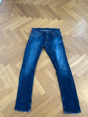 Blåa nudie Jeans-slim fit - Tja, jag säljer dessa personliga nudie jeansen. Det är för fett när jeansen ändras efter än själv. Det gör ju varje byxa unik. Storlek 32/34 passsr dig som har har just 32/34 i byxor. Hör av dig vid frågor och funderingar och kika gärna in mina andra nudie byxor jag säljer.