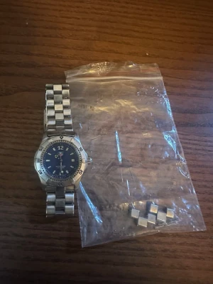 Tag heuer 2000 klocka  - Väldigt fint skick, ingår några extra länkar. Ingen box dock. Det är en dam klocka men en man kan även bära den. Tveka inte på att ställa frågor