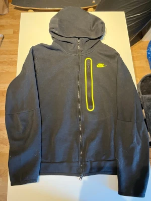 Nike tech fleece Storlek L - Nike tech fleece i size L mycke använd de har den även tecken på men den har en del kvar o ge lite nopprig i armarna men inte farligt dragkedjan är lite glapp och det finns ett hål man kan se på högerarm längst fram på bilderna 