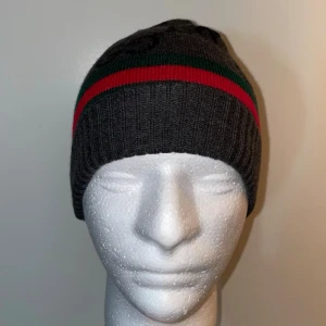 G.u.c.c.i mössa-grå, One size  - Helt ny. Fin replika med hög kvalitet. One size. Pris: 799kr. Först till kvarn. Skickas direkt inom 24h