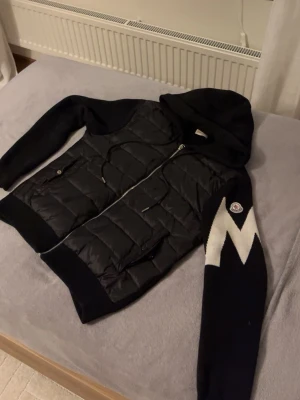 Svart  Moncler cardigan  - Säljer min moncler cardigan för den blivit liten står St S men passar Xs 
