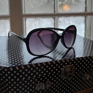 Ascoola Solglasögon - Svarta solglasögon med stora, runda bågar och mörka tonade glas. Perfekt för en cool (mysterious) look.