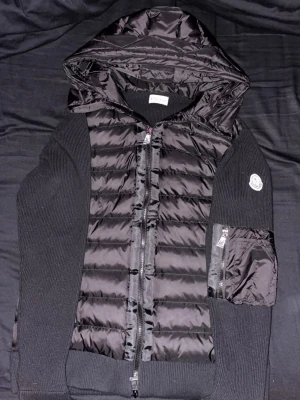 Svart pufferjacka från Moncler - Riktigt snygg jacka från moncler