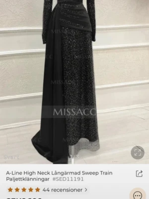 Svart lång paljettklänning Missacc - Säljer en svart långklänning från Missacc med glittriga paljetter och elegant drapering i midjan. Klänningen har lång ärm, hög hals och en svepande kjol med extra tygdetalj på sidan. Perfekt för dig som vill sticka ut på bal eller fest.