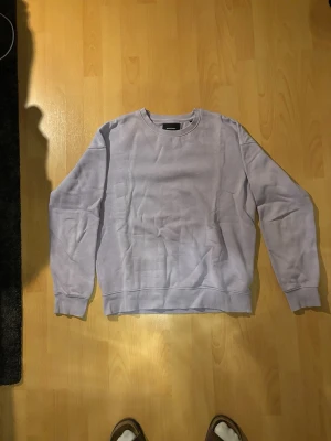 Rosa crewneck Jack and Jones - En stilren rosa crewneck från Jack & Jones med rund halsringning och ribbade muddar vid ärmslut och nederkant. Perfekt för en avslappnad look och enkel att matcha med jeans eller joggers.