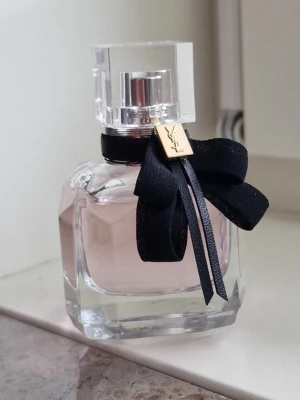 Mon Paris parfym från YSL (30ml) - OBS kolla min annons med samma parfym och fri frakt 🌸 Mon Paris parfym från Yves Saint Laurent. Använd ganska lite. 30 ml parfymflaska