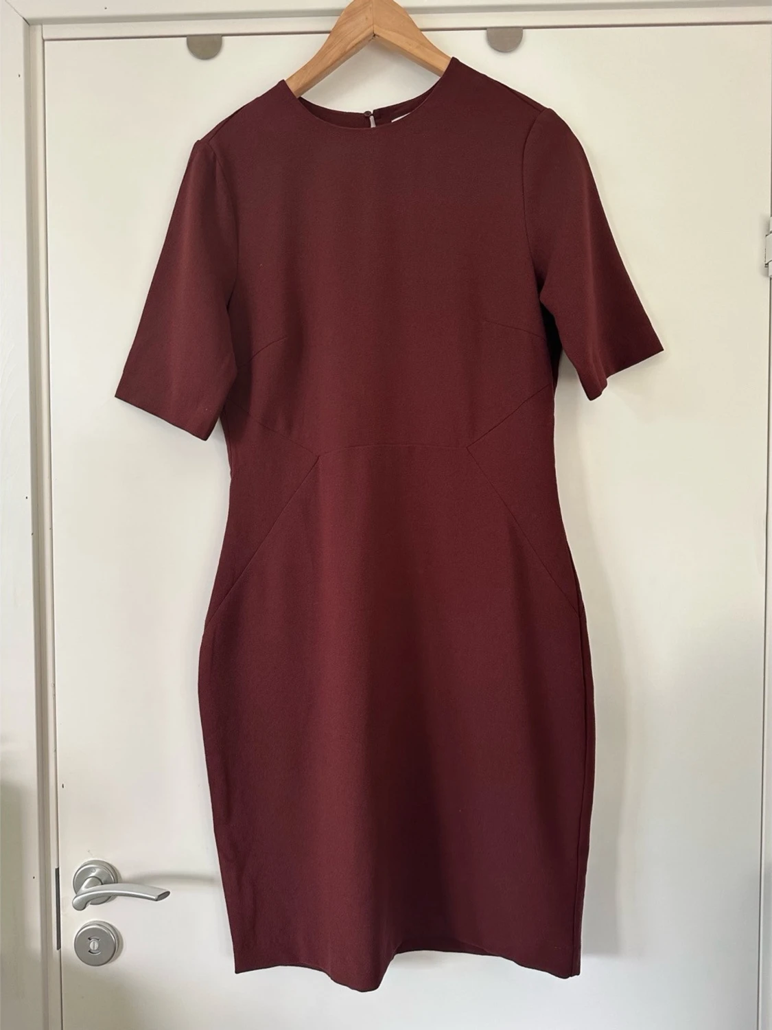 Vinröd H&M klänning, storlek 42