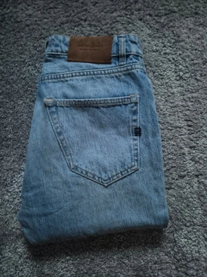 Jack & Jones - Säljer ett par snygga jeans från Jack & Jones | I färgen ljus blå | Modell:Straight leg/loose | Hör av er om ni vill ha bild med de på/fler bilder!
