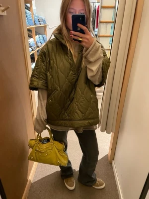 Olivgrön trekvarts quiltad jacka  - Säljer en olivgrön trekvarts quiltad jacka från hm!! Lånade bilder men skriv om ni vill ha egna! Fint skick!!💓
