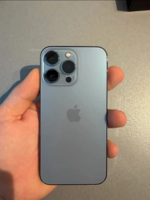 Apple iPhone 13 Pro smartphone 128 GB - Apple iPhone 13 Pro smartphone med 128 GB intern lagring. Modellen har trippelkamera på baksidan, platt skärm med Face ID och Lightning‑anslutning. Passar för appar, surf, foto och video med gott om utrymme för filer och media. 