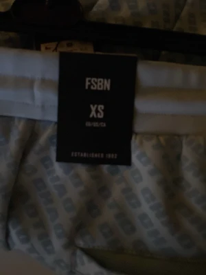 Ljusblåa sopbyxor från FSBN XS - Säljer ett par ljusblåa mj sopbyxor från FSBN med dragsko i midjan och droppat logomönster över hela tyset fact. Perfekta för chill dagar och har en relaxed fit. Materialet känns mjukt och varna sopbyxorna är riktigt sköna att ha på sig.