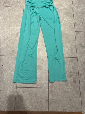 virala teal yoga pants - Säljer de virala teal yoga pants, ända gången jag har haft på mig dem är när jag tog bilden.☺️