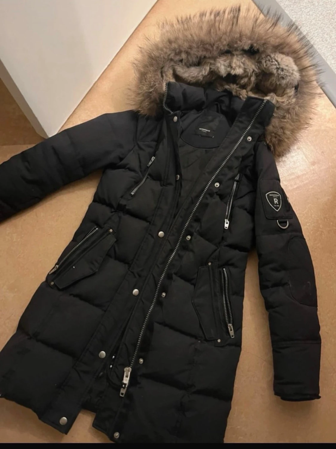 Svart lång vinter jacka  med äkta päls