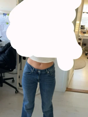 Blå low waist bootcut jeans - Säljer ett par blå low waist bootcut jeans från lager157! Jätteskönt material och hade fortsatt använda om de inte blivit för små🤗
