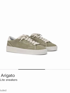 Gröna sneakers från Axel Arigato - Stilrena gröna sneakers från Axel Arigato med vit sula och vita skosnören. Ovandelen är i canvasmaterial och har diskreta sömmar för en clean look. Perfekta för dig som gillar minimalistisk stil och vill ha något som sticker ut utan att ta över.  Orginal pris 2250 kr. Pris går att diskuteras och kan skicka bild på skorna!