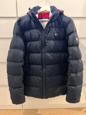 Vinterjacka Tommy Hilfiger - Modell: 193 cm. Nypris: 2700 kr. Skick: 9/10.