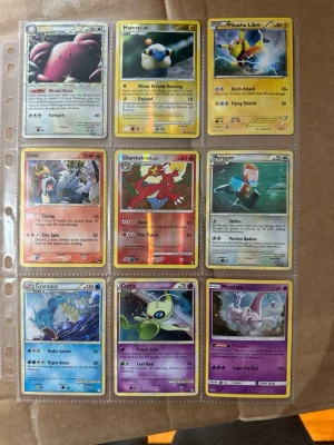 Pokémonkort samling i plastficka - Samling med nio Pokémonkort i en genomskinlig plastficka. Bland korten finns Mewtwo, Gyarados, Celebi, Entei, Charmeleon, Porygon, Mareep, Pikachu Libre och Blissey. Färgglada motiv och flera holografiska kort. Perfekt för samlare eller Pokémonfans.