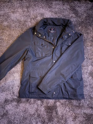 Bondelid Gerard Field Jacket - Säljer nu en Mörkblå Bondelid Gerard Dark Navy Field jacka (strl M) i toppskick, inget märkvärdigt slitage. Köptes ny för 1800kr i butik för 6 månader sedan, håller kyla bra och priset är diskuterbart. Kom gärna med bud eller frågor 🤩