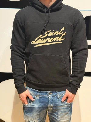 Saint Laurent hoodie - Säljer denna super snygga Ysl hoodin✅ som är svår att hitta som äkta! Väldigt eftertraktad 👀Skick 9/10  nypris:11000kr