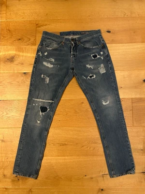Dondup George Jeans - Dondup George Jeans i mycket bra skick | Storlek och mått: W31, Längd ca 96cm, Midja ca 38cm📏| Vid frågor eller diskussion om pris är det bara att skriva✍🏼| Frakt inom 48h📦