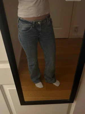 Lågmidjade bootcut jeans - Fina lågmidjade bootcut jeans i bra skick, endast ett pyttelitet hål i ena bakfickan 