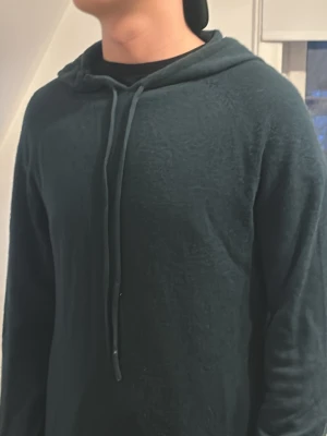 Kashmir hoodie tiger of weden  - Mysig mörkgrön hoodie från tiger of Sweden. Köpte den för ungefär en månad sen hos tiger of Sweden och är i nyskick. Nypris 1,5 mitt pris 550 kr