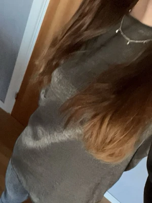 Snygg grön tröja! - Snygg grön tröja med mjukt material, perfekt för utekväll eller när man bara vill känna sig lite extra fin! Osäker på storlek då plagget köptes för nåt år sen här på plick utan lapp, men passar mig som bär xs/s. Bara att skriva om man vill ha bättre bild!💕 Mvh person som behöver pengar