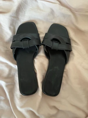 Svarta slip-in sandaler - Fina svarta slip-in sandaler, storlek 39 och aldrig använda, därav fint skick. Pris kan diskuteras ❣️