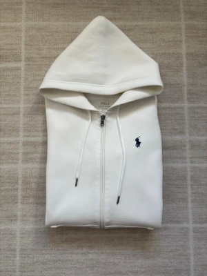 Polo Ralph Lauren Zip Hoodie - vit - Tjena! Säljer nu denna väldigt fräscha Ralph lauren zip hoodien. Nyskick, använd 2 gånger. Gillar ej passformen. Inga fläckar, skador, inget! Vid frågor kontakta gärna! Storlek S